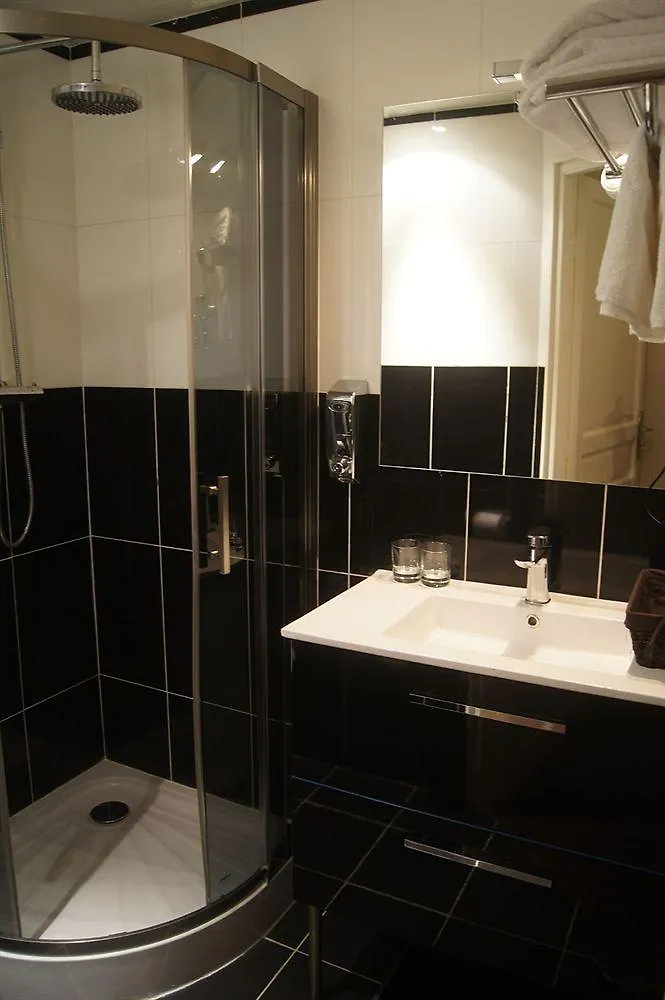 ***  Hotel Regina Montmartre Paris France